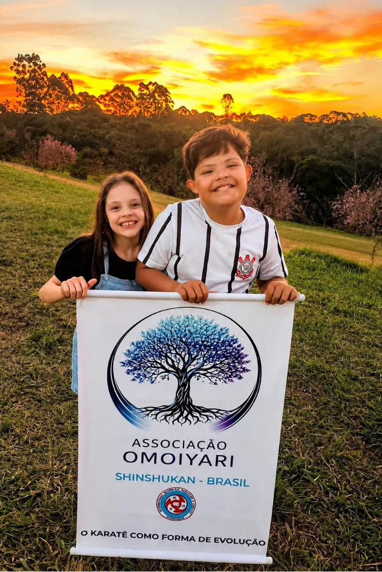 Fê e Manu com o Banner